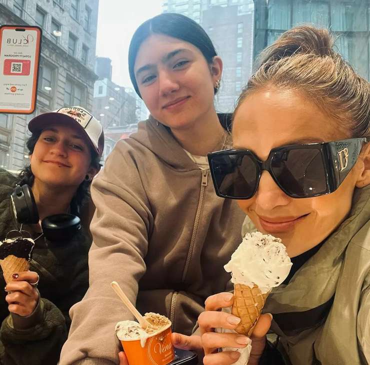 Дженнифер Лопес с детьми