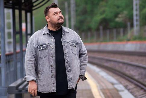 «Мы не можем продолжать петь и веселить людей»: звезды отменяют концерты