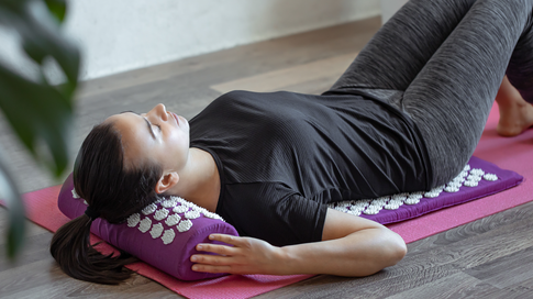 Стоять на гвоздях и лежать на шипах: что за польза от такого старого нового мазохизма