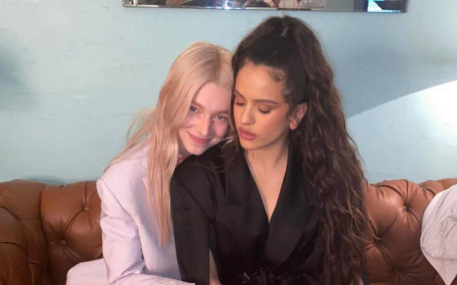 Певица Розалия встречалась с трансгендерной актрисой Хантер Шафер