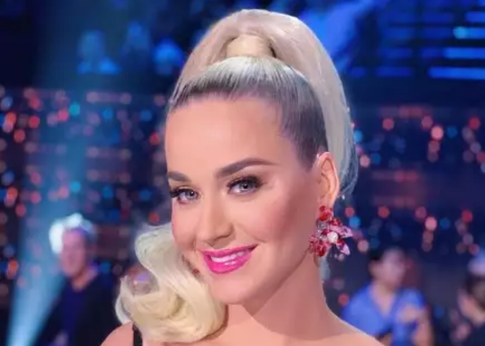 Кэти Перри застряла в дизайнерском платье: «Не могу вылезти»