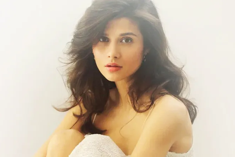 Жена Александра Петрова показала фигуру в откровенном наряде