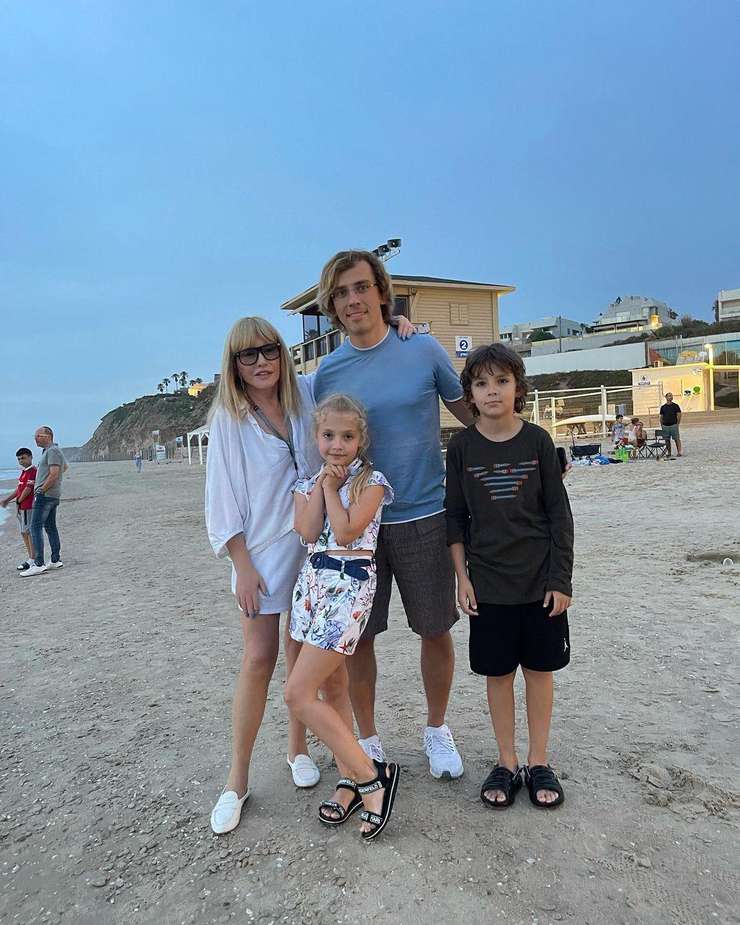 Пугачева с мужем и детьми Пугачева с мужем и детьми