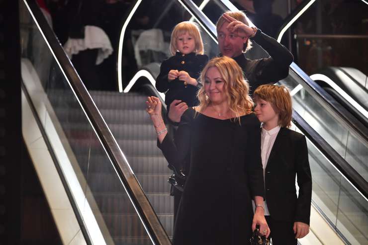 Яна Рудковская с семьей Яна Рудковская с семьей