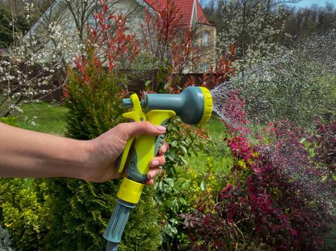 Начинаем дачный сезон правильно: необходимые вещи для садоводов