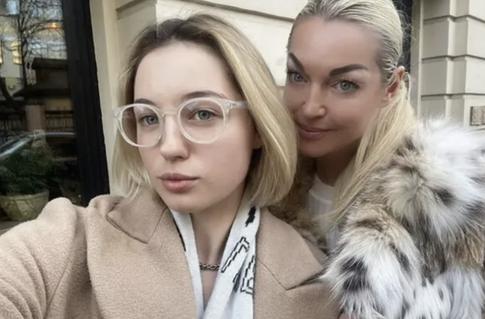 «Личное упущение Волочковой»: психологи о том, почему дочь балерины открестилась от нее