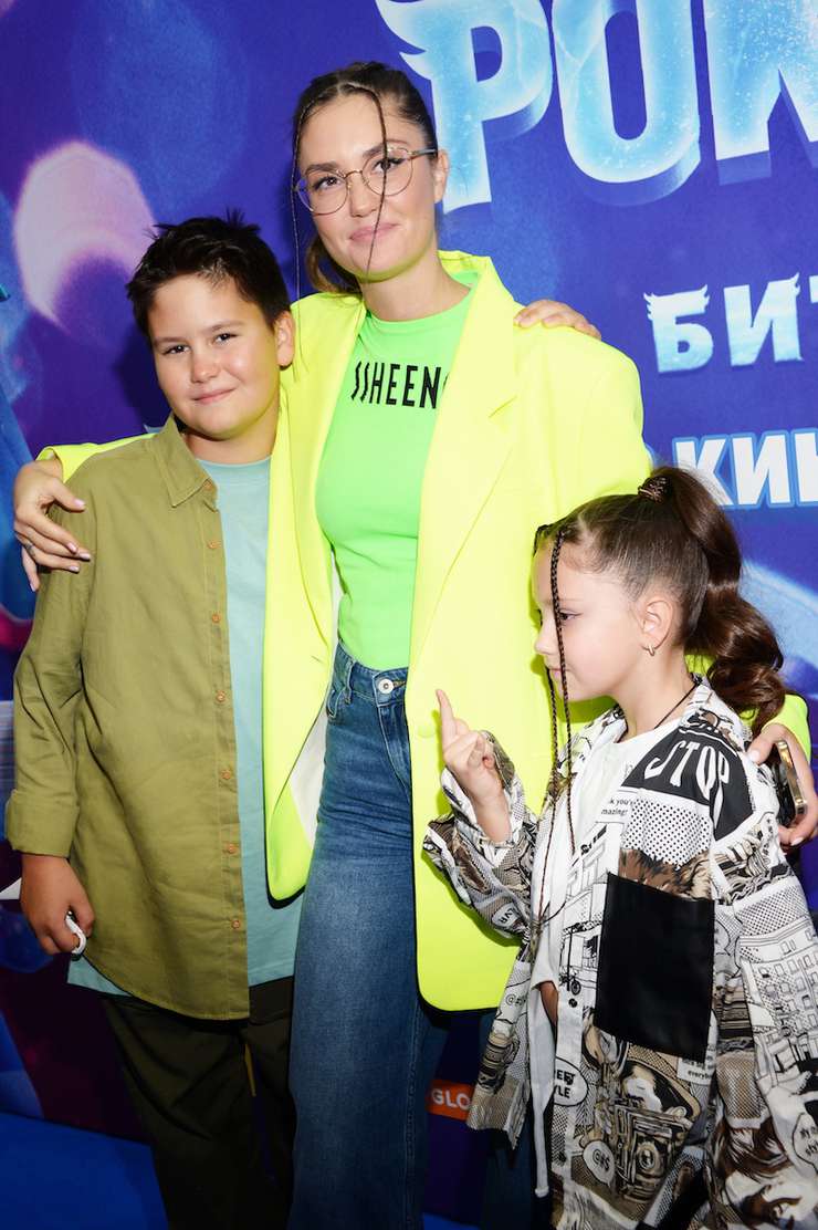 Агата Муцениеце с детьми