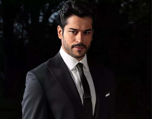 Турецкий актер Бурак Озчивит вновь прилетел в Россию