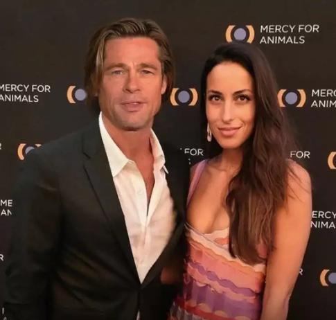 Девушка Брэда Питта появилась без бюстгальтера