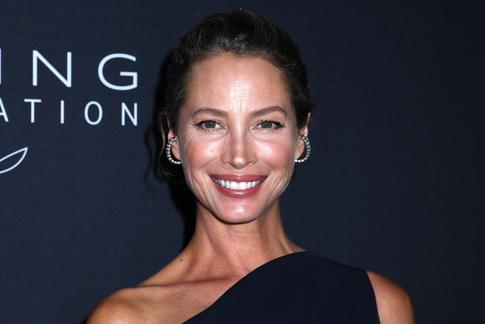 Сына топ-модели Тарлингтон травили в школе из-за откровенного фото матери