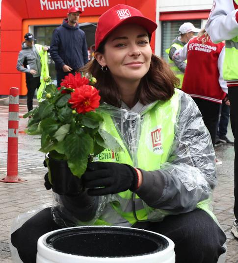 Звездная уборка: спортсмены и актеры показали, как надо начинать весну