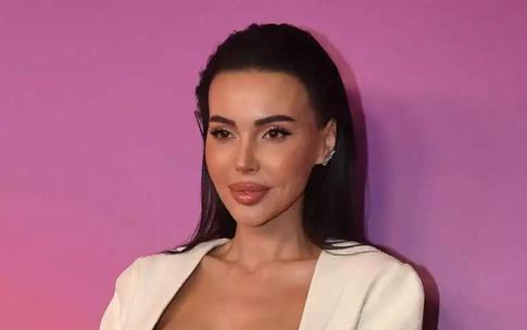 Самойлова задула свечу на своем гигантском именинном торте: «Мне 36»