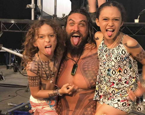 В черном теле и ежовых рукавицах: как звезды воспитывают своих детей