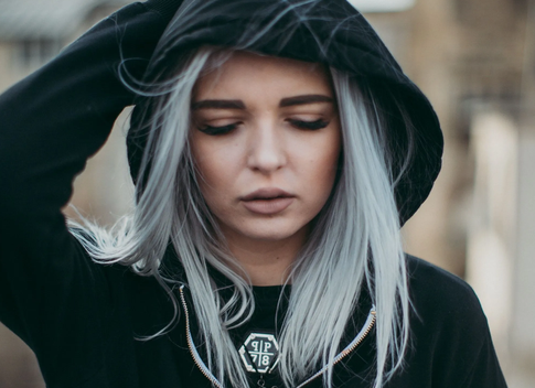 Седина: какие привычки приводят к ее появлению в молодом возрасте