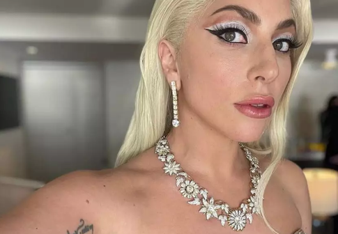 Леди Гага засветила кольцо с бриллиантом на безымянном пальце