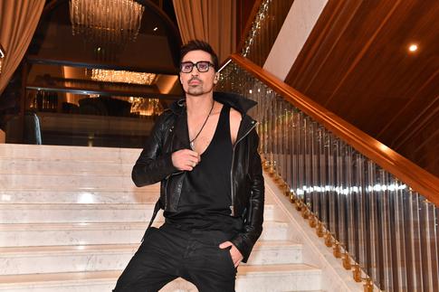 Билан стал носить кольцо на безымянном пальце правой руки