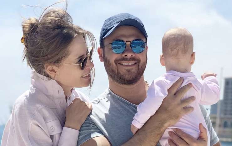 Эмин с Аленой и общей дочерью Эмин с Аленой и общей дочерью