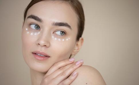 Средства, которые портят кожу вокруг глаз — а вы их используете