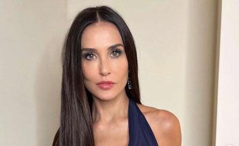 Деми с собачкой: актриса эффектно появилась на красной дорожке в Каннах