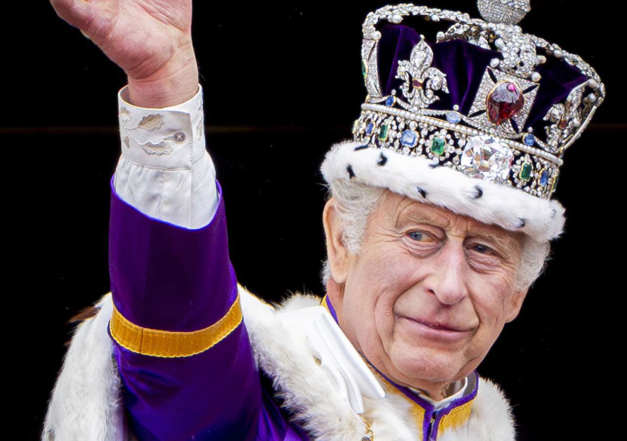 Пользователи сети шутят над новым портретом Карла III: «В борще искупался»