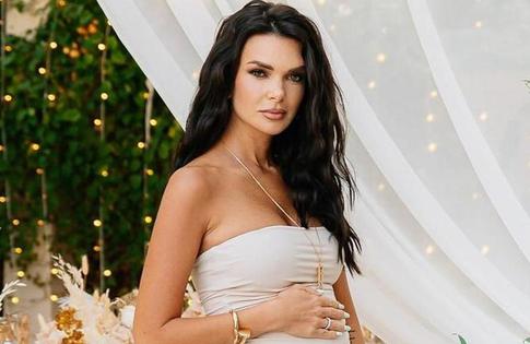 Встречалась с синайским вдовцом, увела богатого наследника: кто такая Катя Жужа