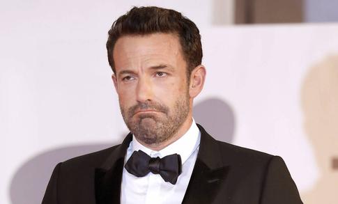 Съехавший от Лопес Аффлек выглядит подавленным на новых снимках папарацци