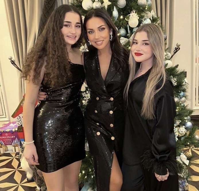 Алсу с дочерьми Алсу с дочерьми