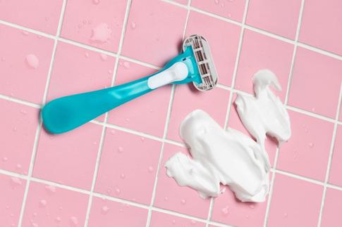 Эксперт по коже объяснила, как предотвратить раздражения после бритвы