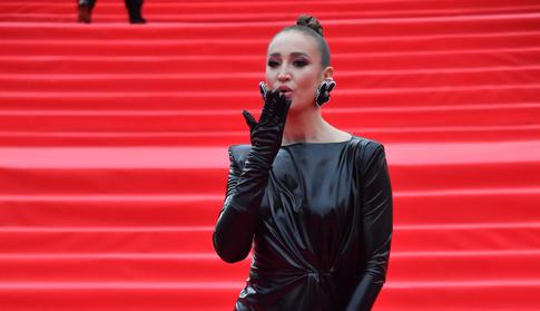 «Даже фотошоп не спас»: Бузова решила похвастаться фигурой в бикини