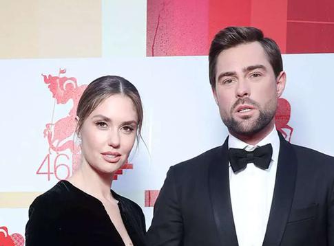 Чуйков страстно поцеловал Муцениеце на сцене музыкальной премии