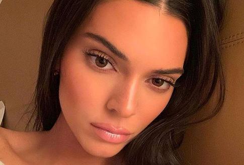 Кендалл Дженнер показала роскошную фигуру в бикини