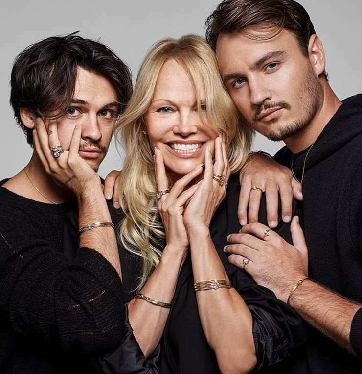 Памела Андерсон с сыновьями Памела Андерсон с сыновьями