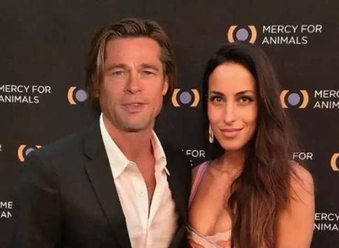 Брэд Питт прогулялся на побережье в компании своей избранницы Инес де Рамон