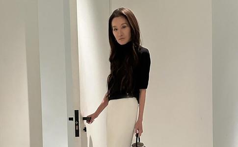 74-летнюю Веру Вонг раскритиковали за снимки в купальнике