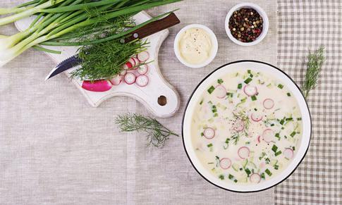 С мясом и кефиром: 3 рецепта окрошки от шеф-повара
