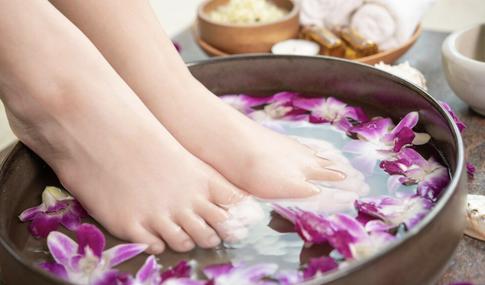 Четыре ванночки для ног, которые быстро снимут отечность