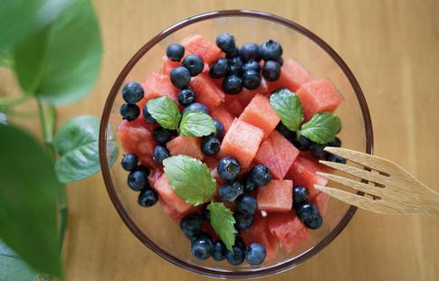 Арбуз, виноград и другие фрукты, которые можно безопасно есть прямо с косточками