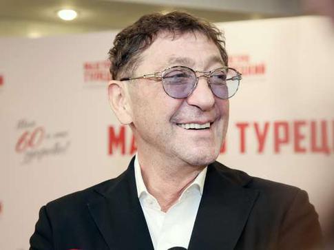 Григорий Лепс появился на премии в компании девушки, которую назвал своей невестой