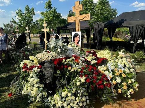 Петра Чернышева каждый день видят на могиле Анастасии Заворотнюк