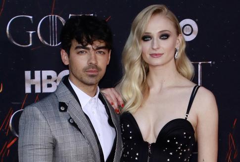 Бывшего мужа Софи Тернер заметили в объятиях молодой брюнетки