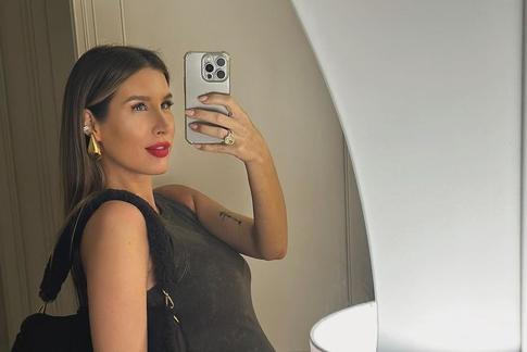 Беременная Топурия поделилась редким снимком мужа с сыном на руках