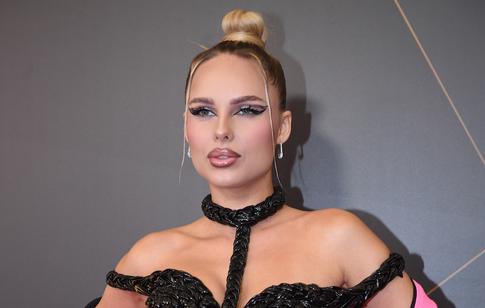 «Поясняю для тупых»: Ханна резко отреагировала на хейт из-за ношения париков