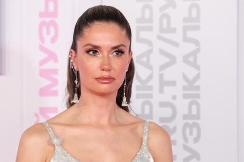 Новый возлюбленный Агаты Муцениеце мило встретил ее на вокзале