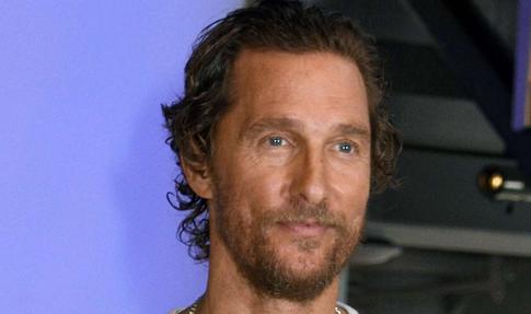 Мэттью Макконахи пострадал от укуса пчелы: «Опух глаз»