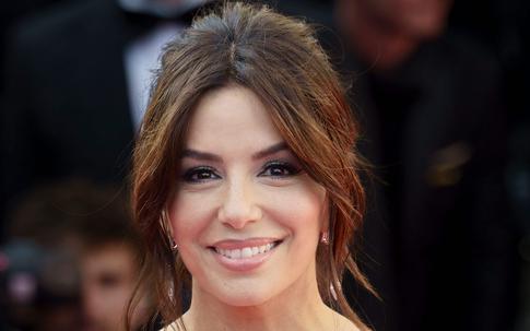 Ева Лонгория едва не попала впросак, появившись на улице без бюстгальтера