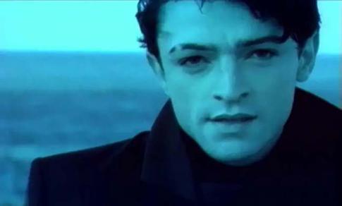 Звезда нулевых певец Оскар называет себя женщиной побирается на улице в США