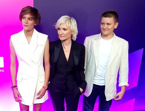 Кадры недели: Арбенина показала брутального сына и дочь модельной внешности, Кончаловский и Высоцкая опровергли развод