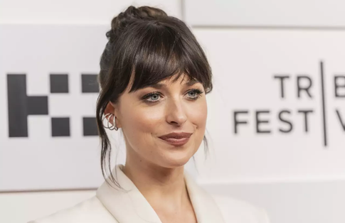 Дакота Джонсон опровергла разрыв с Крисом Мартином: «Счастливы вместе»