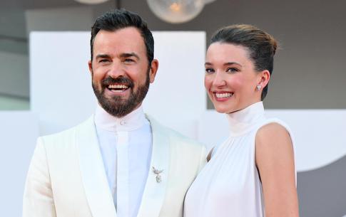 Бывший муж Энистон спровоцировал слухи о помолвке с молодой возлюбленной