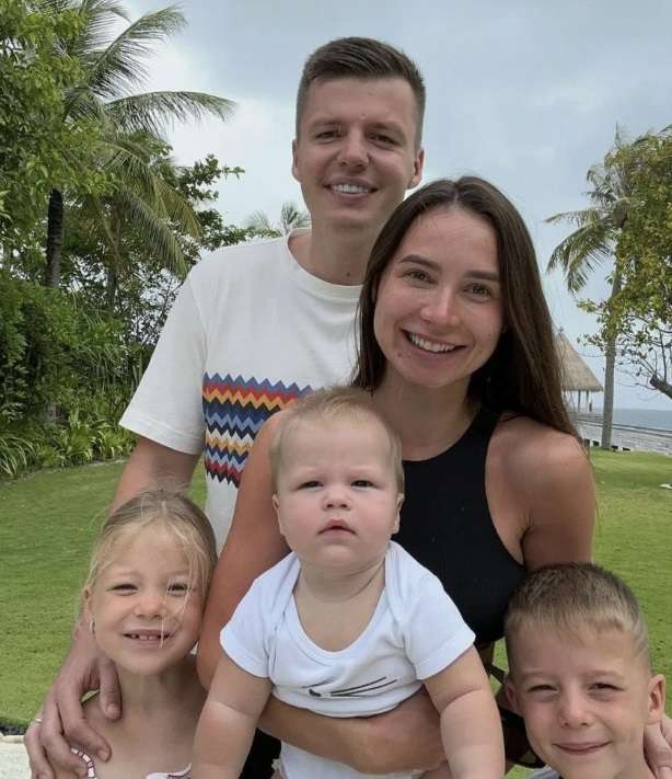 Артем и Валерия Чекалины с детьми Артем и Валерия Чекалины с детьми